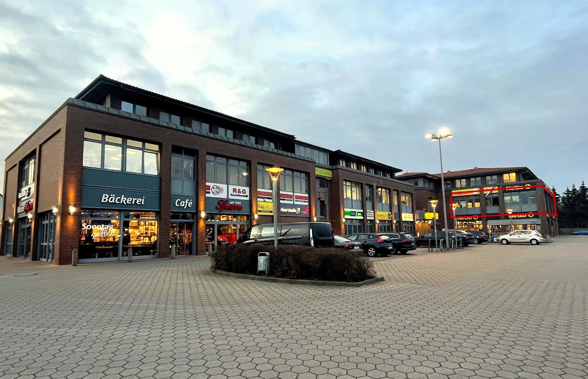 Backstein-Außenansicht des Hansehof in der Abenddämmerung mit markierter Fläche im 1. OG
