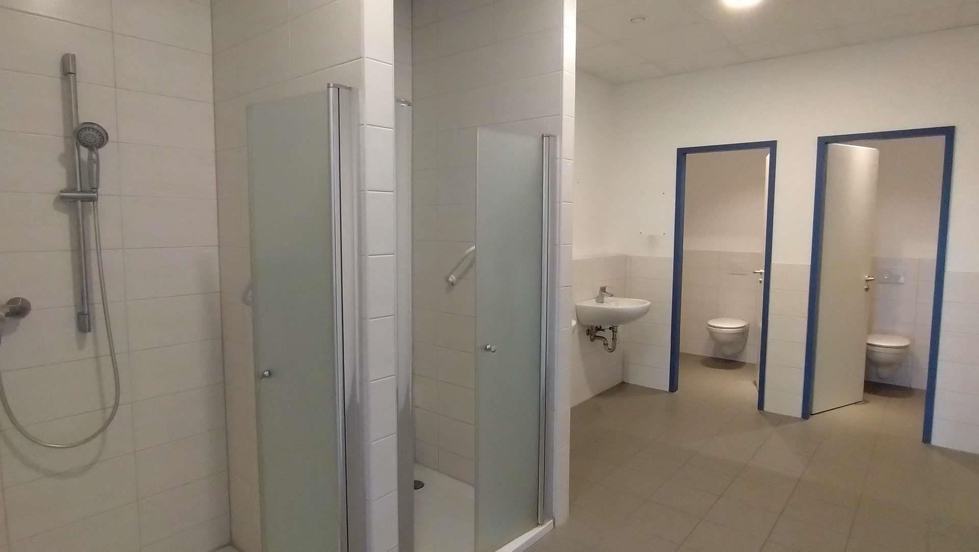 Sanitärbereich mit Dusche, Waschbecken und WC
